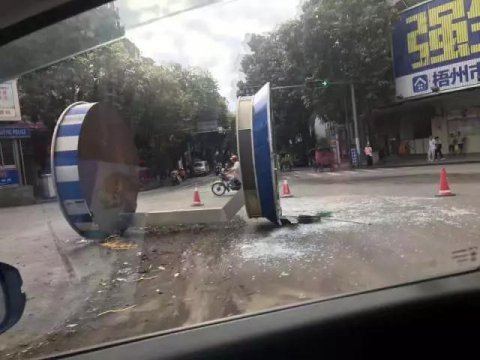 交通崗?fù)ぁ皺M躺”馬路上，究竟怎么回事？