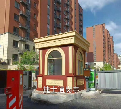 前方什么這么晃眼？哎呦，竟然是新型亮眼的保安亭