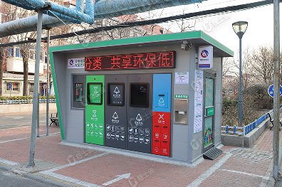 捷士通生產(chǎn)的本批次垃圾分類房采用了4個頭口的設計，配備了電子屏和積分系