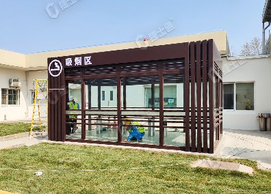 捷士通設(shè)計和生產(chǎn)的吸煙亭適用于工廠內(nèi)部，為員工提供一個方便的吸煙場所